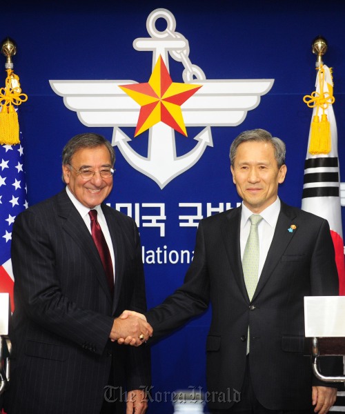Korean Defense Minister Kim Kwan-jin (right) shakes hands with his U.S. counterpart Leon Panetta after the 43rd Security Consultative Meeting between the two allies at the ministry’s building in Seoul on Friday. (Joint Press Corps)