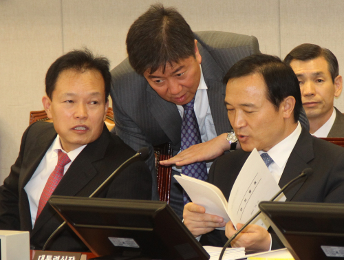 Presidential Chief of Staff Yim Tae-hee (right) talks with Baek Yong-ho, chief of Cheong Wa Dae’s policy staff, at the steering committee meeting at the National Assembly on Monday. (Yonhap News)