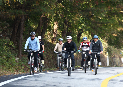 Health experts say that long bicycle rides without a break could cause carpal tunnel syndrome.(Yonhap News)