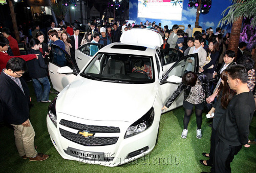 People look at GM’s new mid-sized sedan Malibu. (Yonhap News)