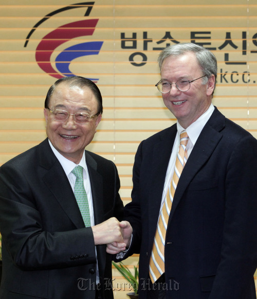 Korea Communications Commission chairman Choi See-joong (left) greets Google chairman Eric Schmidt before talks in Seoul on Monday. (Yonhap News)