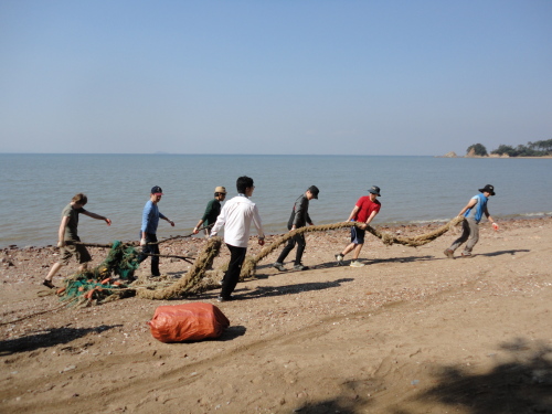 Volunteers help at a previous Daebudo cleanup event. (KMEMC)