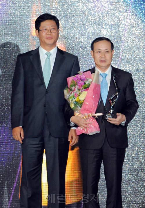 Jang Yoon-gyeong (right), director of Hyundai Mobis, and Kim Jae-hong, deputy minister of the Ministry of Knowledge Economy, pose for a photograph during the Donga TV 2011 Korea Lifestyle Awards held at the Grand InterContinental Hotel, Monday. Hyundai Mobis was awarded the Grand Prize.