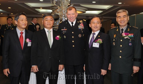 Dignitaries attending the Korea-America Good Neighbors Society’s annual dinner pose at the venue in Seoul on Thursday. From left are Korea-America Good Neighbors Society chairman Lee Gyung-jae, vice chairman Lee Seok-won, U.S. Forces Korea Commander General James Thurman, professor emeritus of the Naval Academy Joun Sang-joong and Deputy Commander of Korea-U.S. Combined Forces Command Kwon Oh-sung. (Lee Sang-sub/The Korea Herald)
