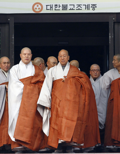 Ven. Jinje (center) heads to the main sanctuary with other monks after being elected the new spiritual leader, or Jongjeong, of the Jogye Order of Korean Buddhism on Wednesday. (Yonhap News)