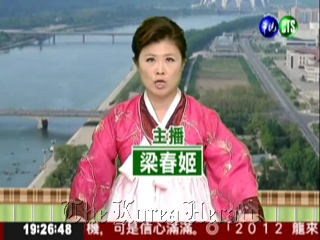 Liang Fang-yu, host of a Taiwanese evening news program, N.K. announcer Ri Chun-hee on Monday. (Screen capture)