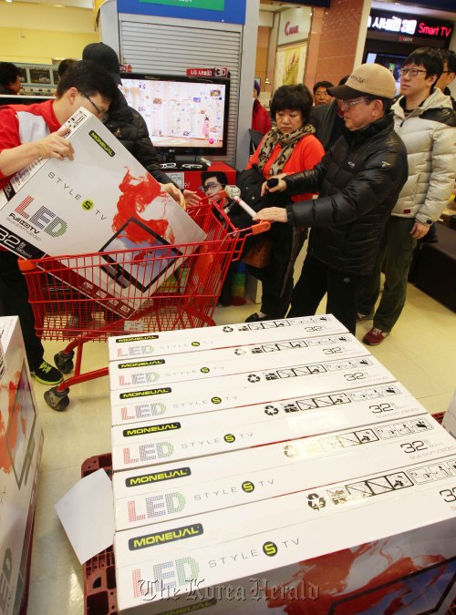 Customers purchase LED TV sets at a Lotte Mart outlet in Youngdeungpo, western Seoul, on Wednesday. (Yonhap News)