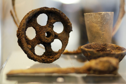 A rope pulley, crucibles and a chisel are shown at an exhibit of artifacts in San Francisco, recently dug up from the Transbay Terminal construction site. Archaeologists working at the site during demolition of the old terminal have unearthed artifacts that help reveal what it must have been like to live in the Irish working-class neighborhood that existed in that part of the South of Market in the mid- to late 1800s. (AP-Yonhap News)