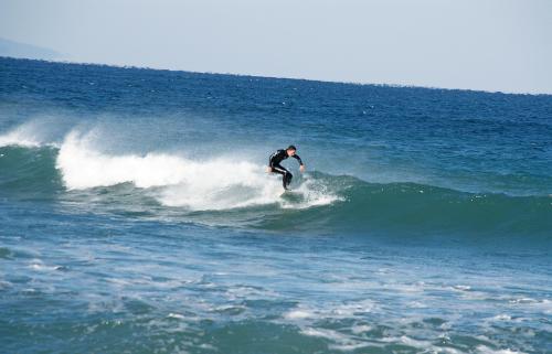 A surfer catches a wave off Chilgok Beach in Pohang.(Oh Kyu-wook/The Korea Herald)