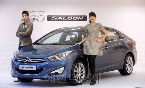 Hyundai Motor Co. takes the wraps off the i40 Saloon at a launch ceremony held in Seoul on Tuesday. (Park Hae-mook/The Korea Herald)