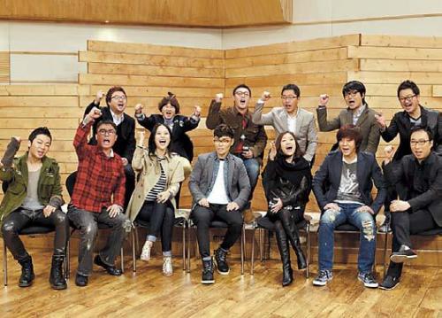 The cast of MBC’s “I am a Singer” pose for photo (MBC)
