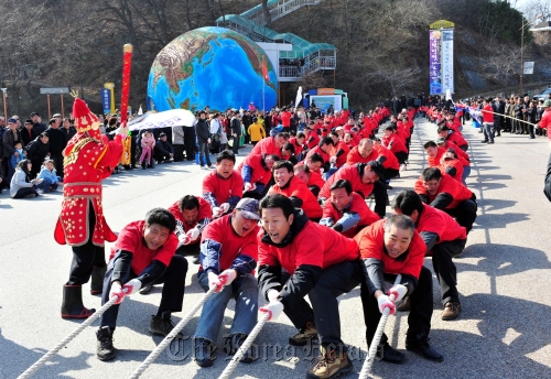 A scene of the “2012 Samcheok Jeongwol Daeboreum Festival.” (Samcheok City)