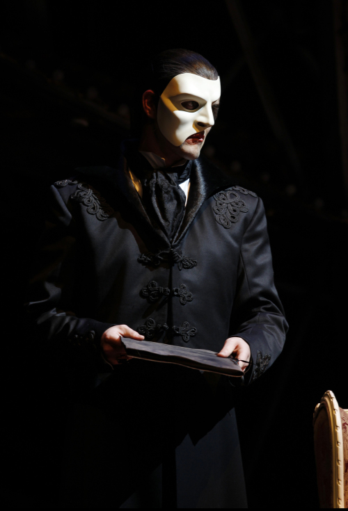 Ben Lewis portrays Phantom in a scene from Andrew Lloyd Webber’s “Love Never Dies,” a sequel to “The Phantom of the Opera.” (AP-Yonhap News)