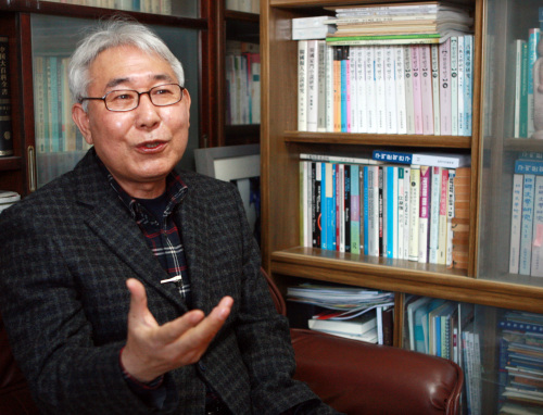 Choe Tong-hyon, Korean language and literature professor at Kunsan National University (Yonhap News)