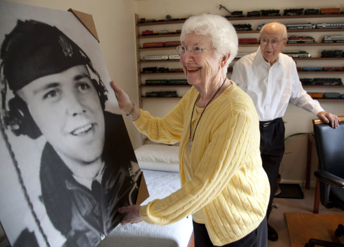 Connie Hadley Bachman (center) holds an oversized photograph of her fallen brother, U.S. Air Force 1st Lt. Thomas E. Hadley II (left), as her husband Charlie Bachman looks on in their home in Lexington, Massachusetts, Tuesday. (AP-Yonhap News)