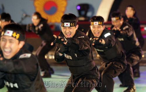 Police officers demonstrate martial arts at the ceremony marking the launch of the security unit for the upcoming Nuclear Security Summit in Seoul on Feb. 15. (Yonhap News)