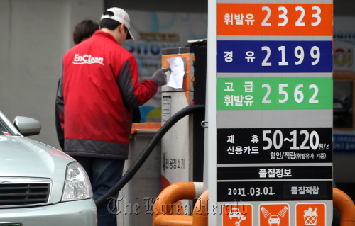 A price signboard at a Seoul gas station shows the gasoline price per liter sitting at 2,323 won. (Yonhap News)