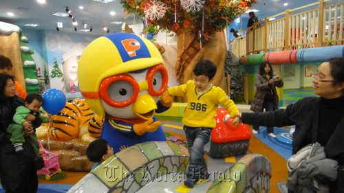 Parents and children have fun at the Pororo Park KINTEX branch during a pre-opening event held Thursday. (Pororo Park KINTEX branch)