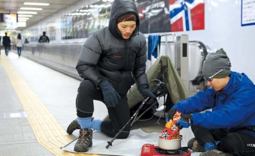 Winning entrant Lee Jong-jin “camps out” with a friend at Seoul’s Samgakji Subway Station for the Norwegian Embassy’s competition.