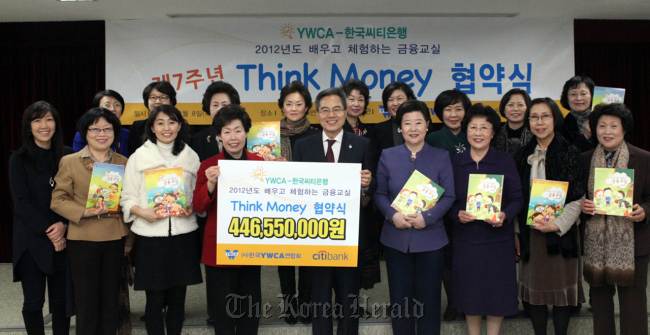 Citibank Korea CEO Ha Yung-ku (center) poses after attending a signing ceremony for the Think Money program with YWCA.