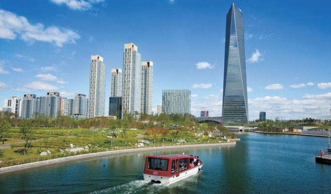 A water taxi cruises round Songdo Central Park in Songdo International City. (Incheon FEZ)