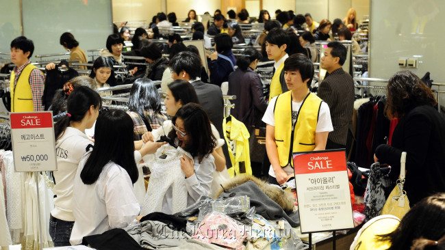 Shoppers at a department store in Seoul. (Park Hae-mook/The Korea Herald)