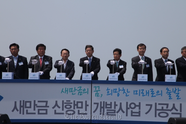 North Jeolla Province Gov. Kim Wan-joo (third from left), Prime Minister Kim Hwang-sik (fourth from left), Vice Land Minister Han Man-hee (sixth from left) and other high ranking officials press the symbolic button during the groundbreaking ceremony on Thursday. (Land Ministry)