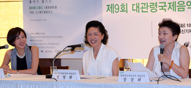 Chung Kyung-hwa (right), violinist and co-artistic director of GMMFS, speaks at a press conference with her sister and co-artistic director of the festival Chung Myung-hwa (center) and Korean National Ballet head Choi Tae-ji at a press conference in Seoul on Tuesday. (Yonhap News)