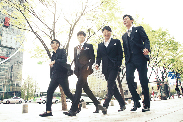In the hit SBS drama “A Gentleman’s Dignity,” the four male leads — played by (from left) Lee Jong-hyeok, Jang Dong-gun, Kim Su-ro and Kim Min-jong — are portrayed as trendy, well-groomed 40-somethings who hangout at cafes and shop together. Are the characters a reflection of middle-aged Korean men today? (Hwa and Dam Pictures)
