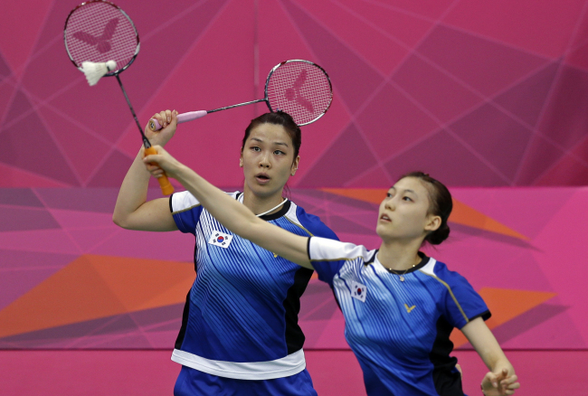 South Korea's Jung Kyung-eun, left, and Kim Ha-na play against Valeria Sorokina and Nina Vislova, or Russia, during a women's doubles badminton match at the 2012 Summer Olympics, Monday, July 30, 2012, in London. (AP-Yonhap News)