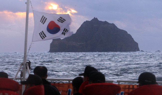 Dokdo is seen from a patrol ship during a New Year’s event in 2009. (Yonhap News)