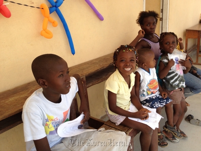 Haitian children wait for medical treatment. (Sae-A Trading)