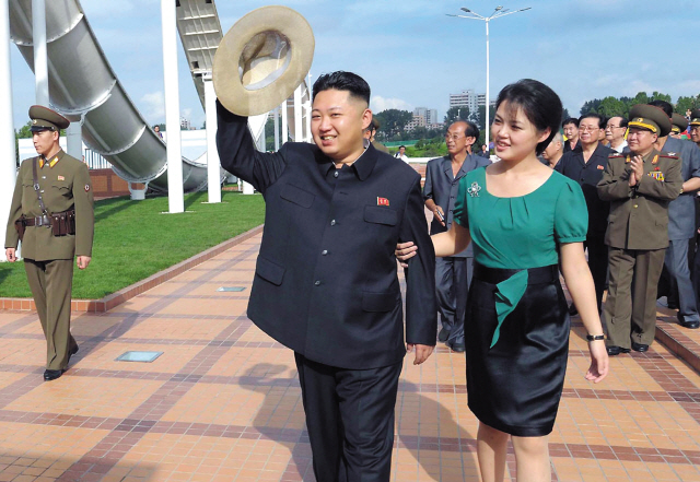 North Korean leader Kim Jong-un (center), his wife Ri Sol-ju (right) and top officials inspect the Rungna People’s Pleasure Ground in Pyongyang on July 25. (AP-Yonhap News)