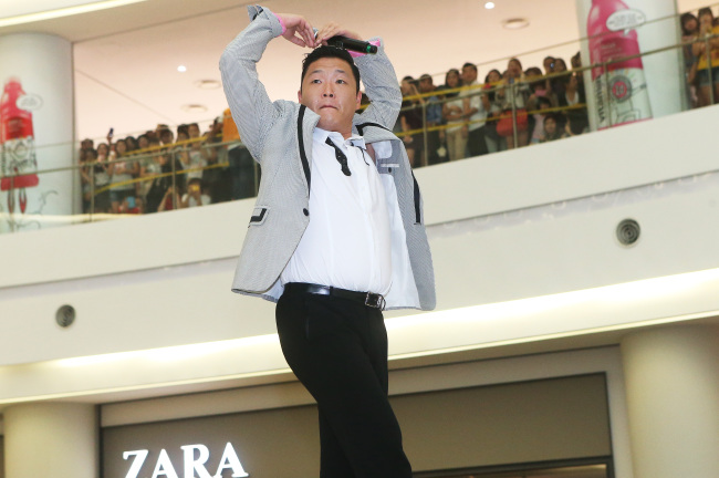 Psy performs at Timesquare, Seoul, on Sunday. (Yonhap News)