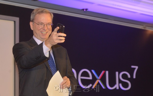 Google CEO Eric Schmidt gestures during a launching ceremony for the company’s first tablet Nexus 7 in southern Seoul on Thursday. (Lee Sang-sub/The Korea Herald)