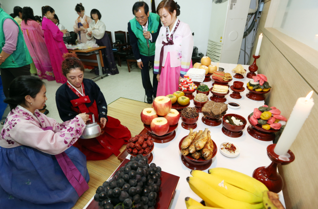 Temples, folk plays and speed dating: Spending Chuseok in the city