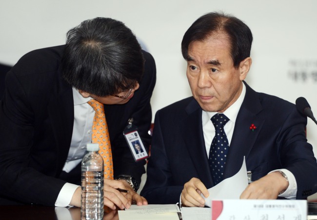 Choi Sung-jae (right), the head of the presidential transition team’s subcommittee for employment and welfare, speaks with Kang Seog-hoon of the state affairs planning and coordination subcommittee. Choi is responsible for implementing President-elect Park Geun-hye’s welfare pledges. (Yonhap News)