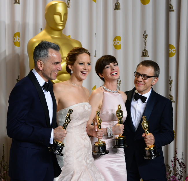 From left, Daniel Day-Lewis, with his award for best actor in a leading role for `Lincoln,` Jennifer Lawrence, with her award for best actress in a leading role for `Silver Linings Playbook,` Anne Hathaway, with her award for best actress in a supporting role for `Les Miserables,` and Christoph Waltz, with his award for best actor in a supporting role for `Django Unchained,` pose during the Oscars at the Dolby Theatre on Sunday Feb. 24, 2013, in Los Angeles. (UPI-Yonhap News))