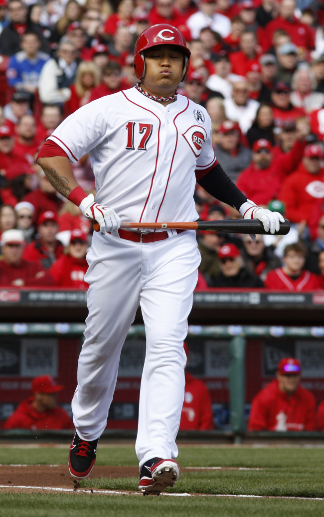 Reds outfielder Choo Shin-soo trots to first base after being hit by a pitch in the first inning on Monday. (AP-Yonhap News)
