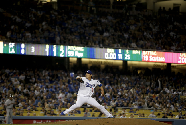 Los Angeles Dodgers starting pitcher Ryu Hyun-jin delivers a pitch against the San Francisco Giants in the third inning. (AP-Yonhap News)