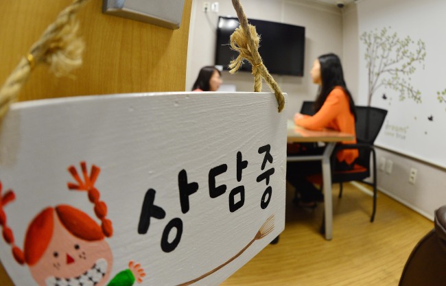 Two women talk at the Sun-Flower Women and Children’s Center located at Seoul National University Hospital near Hyehwa Station in Jongno-gu, Seoul. (Lee Sang-sub/The Korea Herald)