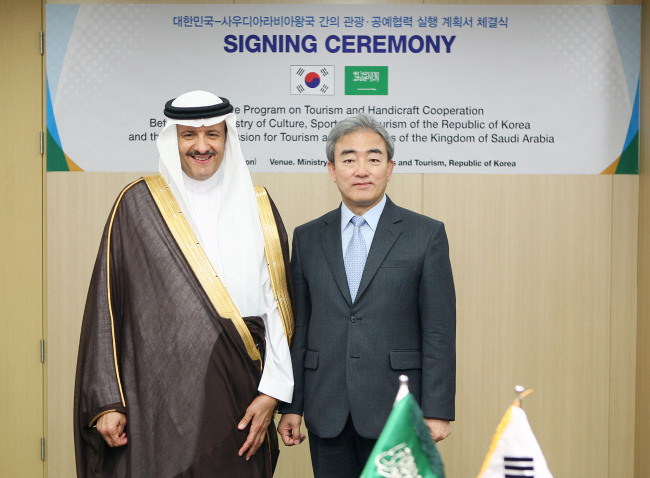 Prince Sultan bin Salman bin Abdulaziz bin Al-Saud (left) of Saudi Arabia poses with Culture Minister Yoo Jin-ryong after signing an agreement on handicraft and tourism exchanges at the ministry in Seoul on Monday. (Ministry of Culture, Sports and Tourism)