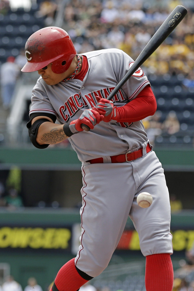 Cincinnati Reds center fielder Choo Shin-soo is hit by a pitch in the first inning on Sunday. The Korean went 0 for 3 with a walk. (AP-Yonhap News)