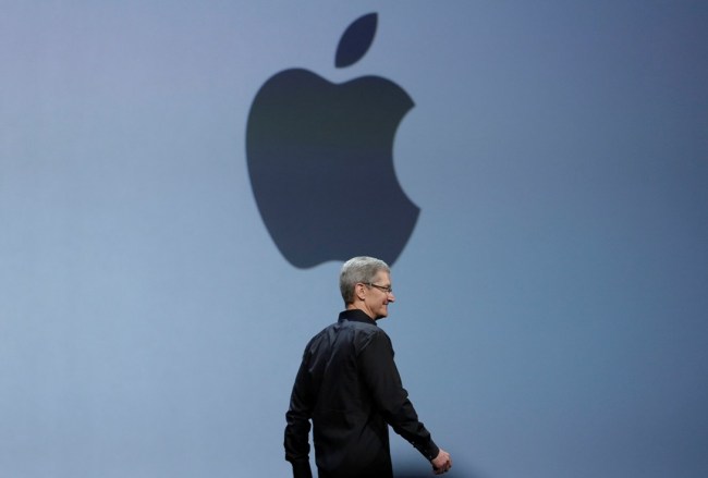 Apple CEO Tim Cook walks on stage to deliver the keynote address of the Apple Worldwide Developers Conference, Monday, June 10, 2013, in San Francisco. (AP-Yonhap News)