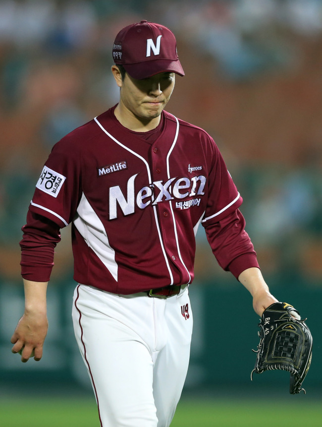 Nexon Heroes pitcher Kim Byung-hyun steps down during a game against the Lotte Giants on Wednesday. (Yonhap News)