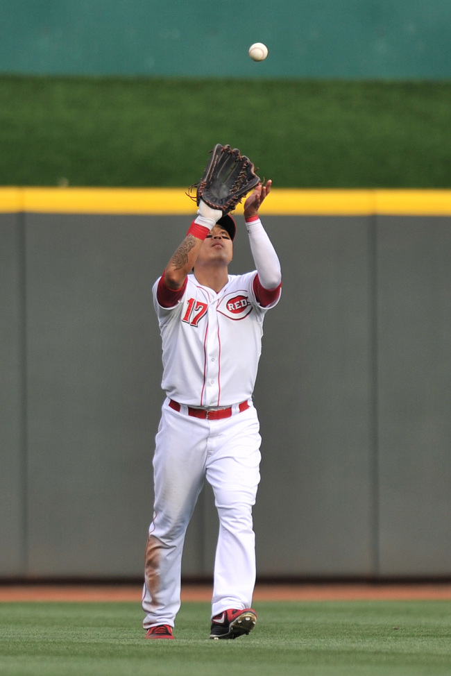 Reds center fielder Choo Shin-soo catches a fly ball in the ninth inning. The Korean went 1 for 4.(AFP-Yonhap News)