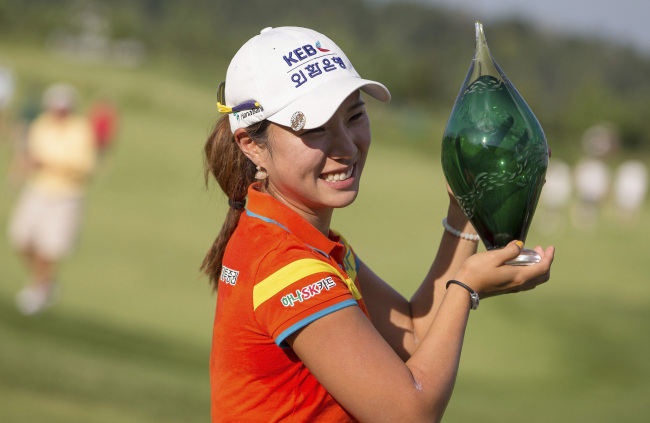 Hee Young Park, of South Korea, holds the trophy after winning the Manulife Financial LPGA Classic golf tournament on the third hole of a playoff, in Waterloo, Ontario, Sunday, July 14, 2013.(Yonhap News)