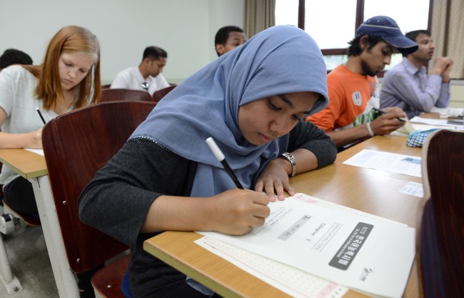 A foreign resident takes the Korean Language Proficiency Test. (The Korea Herald)