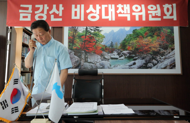 Sin Yang-soo, vice chairman of the Mt. Kumgang Entrepreneurs Association, talks on the phone in his office in Seoul. The association has called for the government to resume the suspended tour project. (Yonhap News)