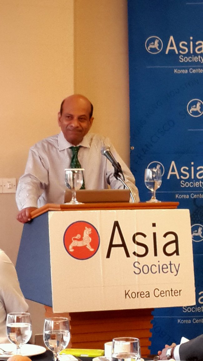 Professor Vijay Govindarajan speaks at the August session of Asia Society’s Big Thinkers at Lotte Hotel in central Seoul on Monday evening. (Asia Society)